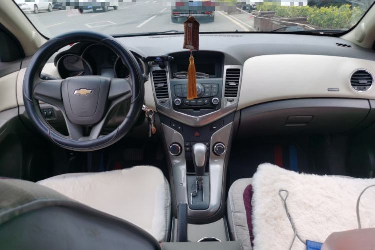 Used Chevrolet Cruze 2015 1.5L Classic SE AT Center Console
