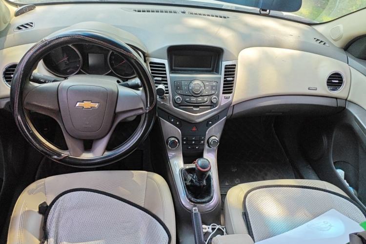 Used Chevrolet Cruze 2015 1.5L Classic SE MT Center Console