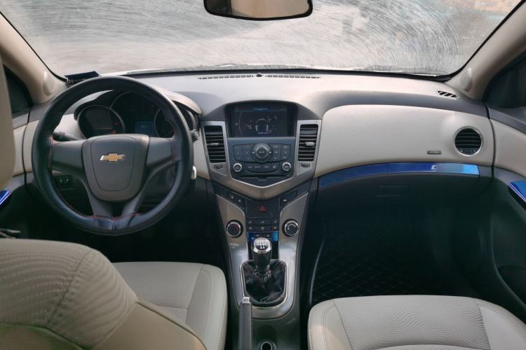 Used Chevrolet Cruze 2015 1.5L Classic SE MT Center Console