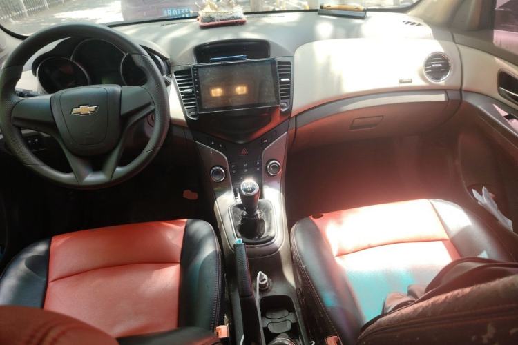Used Chevrolet Cruze 2015 1.5L Classic SE MT Center Console