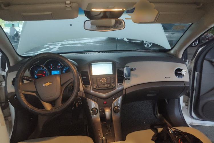 Used Chevrolet Cruze 2015 1.5L Classic SE AT Center Console
