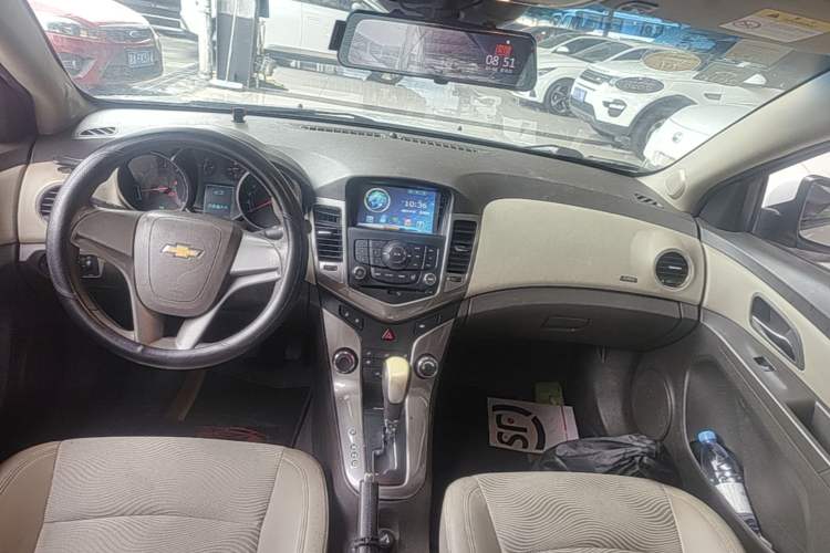 Used Chevrolet Cruze 2015 1.5L Classic SE AT Center Console