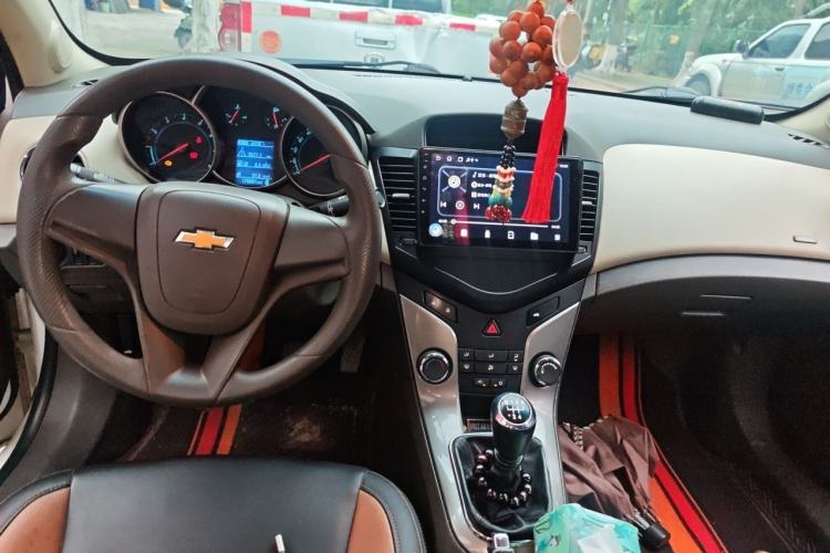 Used Chevrolet Cruze 2015 1.5L Classic SE MT Center Console