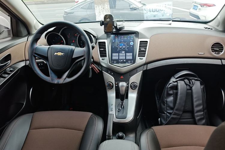 Used Chevrolet Cruze 2015 Hatchback 1.6L Automatic Comfort Edition Center Console