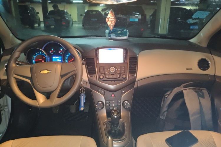 Used Chevrolet Cruze 2015 1.5L Classic SE MT Center Console