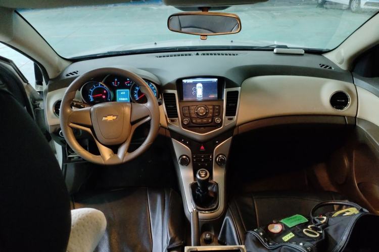 Used Chevrolet Cruze 2015 1.5L Classic SL MT Center Console