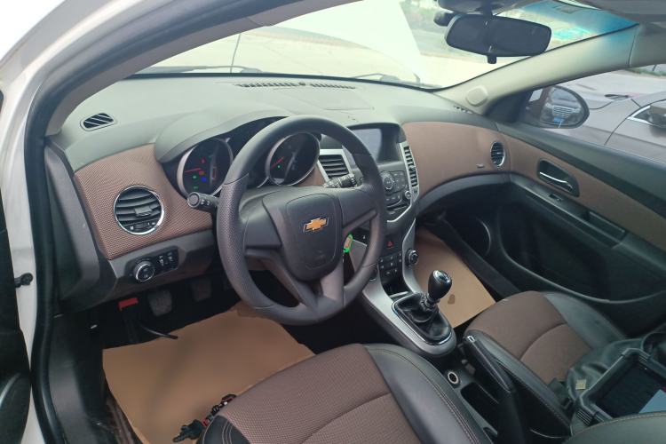 Used Chevrolet Cruze 2015 Hatchback 1.6L Manual Comfort Edition Center Console