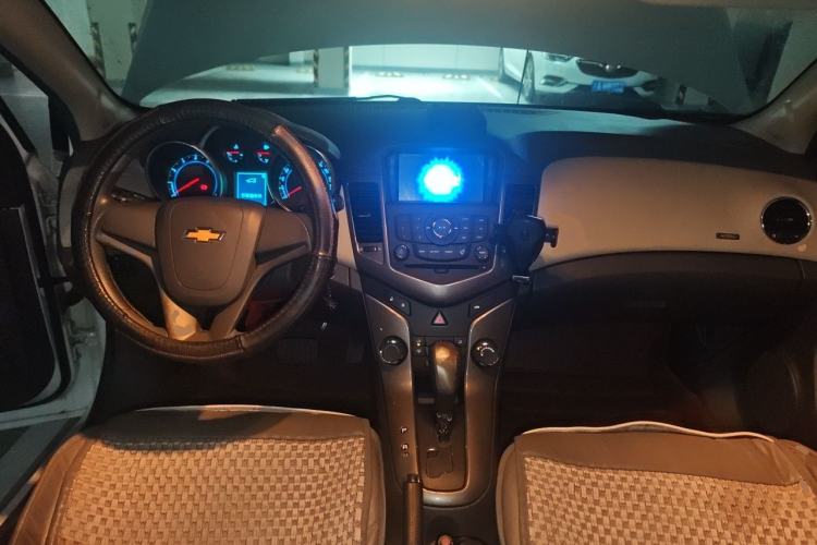 Used Chevrolet Cruze 2015 1.5L Classic SE AT Center Console