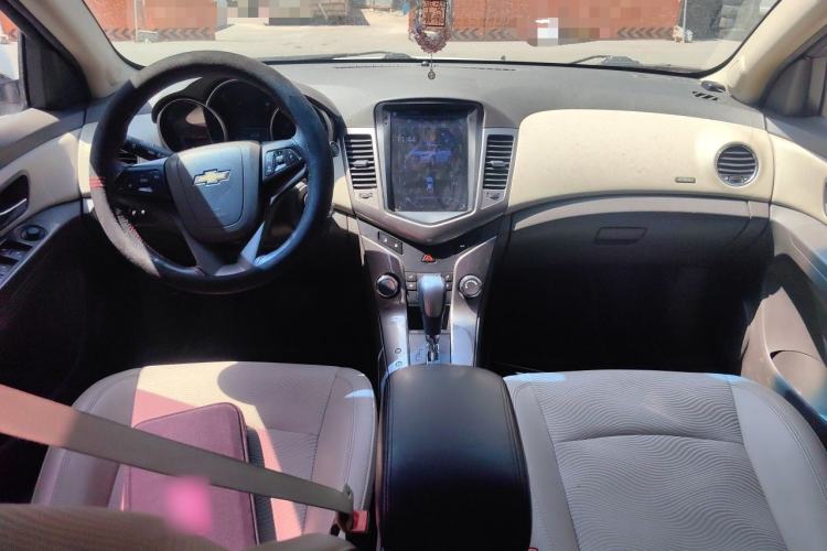 Used Chevrolet Cruze 2015 1.5L Classic SE AT Center Console