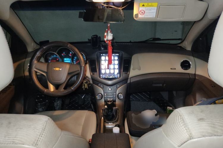 Used Chevrolet Cruze 2015 1.5L Classic SE MT Center Console