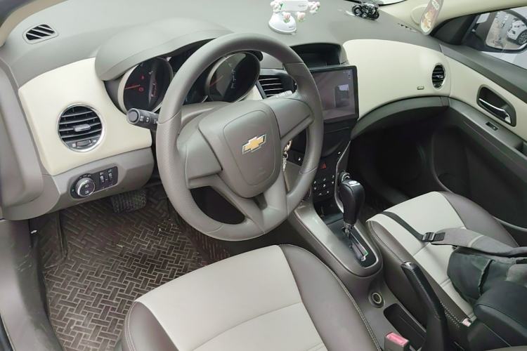 Used Chevrolet Cruze 2015 1.5L Classic SE AT Center Console