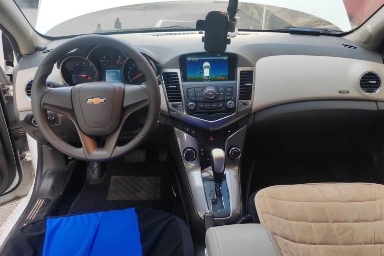 Used Chevrolet Cruze 2015 1.5L Classic SE AT Center Console
