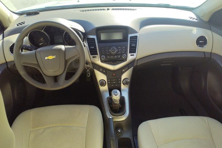 Used Chevrolet Cruze 2015 1.5L Classic SL MT Center Console