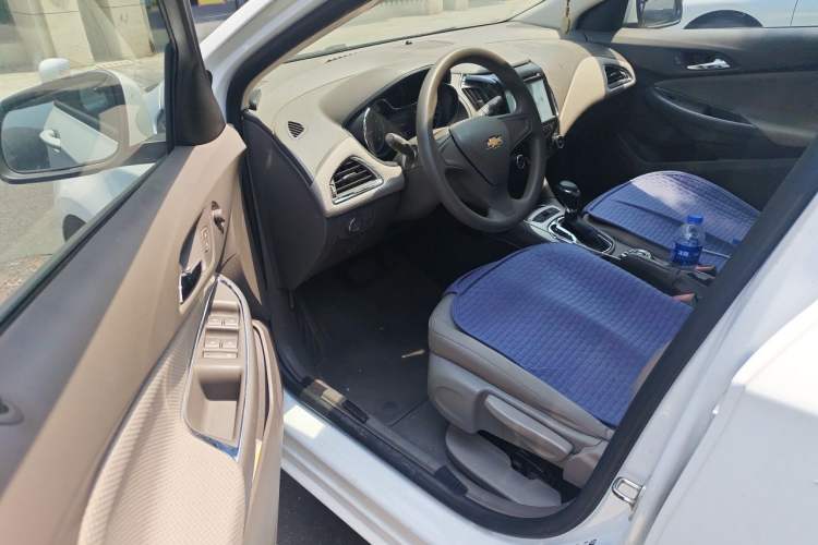 Used Chevrolet Cruze 2015 1.5L Automatic Fashion Navigation Edition Driver Seat