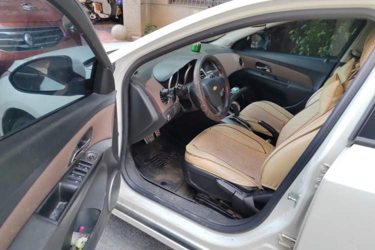 Used Chevrolet Cruze 2015 Hatchback 1.6L Automatic Comfort Edition Driver Seat