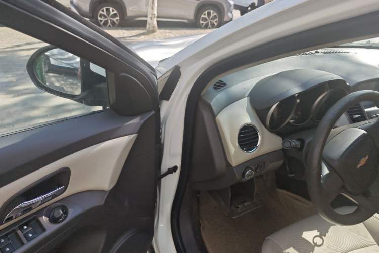 Used Chevrolet Cruze 2015 1.5L Classic SE MT Driver Seat