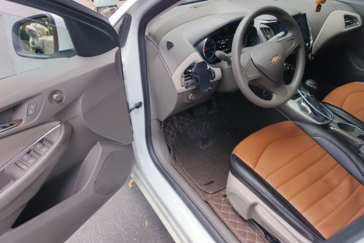 Used Chevrolet Cruze 2015 1.5L Automatic Fashion Navigation Edition Driver Seat