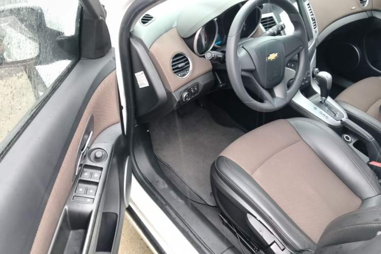 Used Chevrolet Cruze 2015 Hatchback 1.6L Automatic Comfort Edition Driver Seat