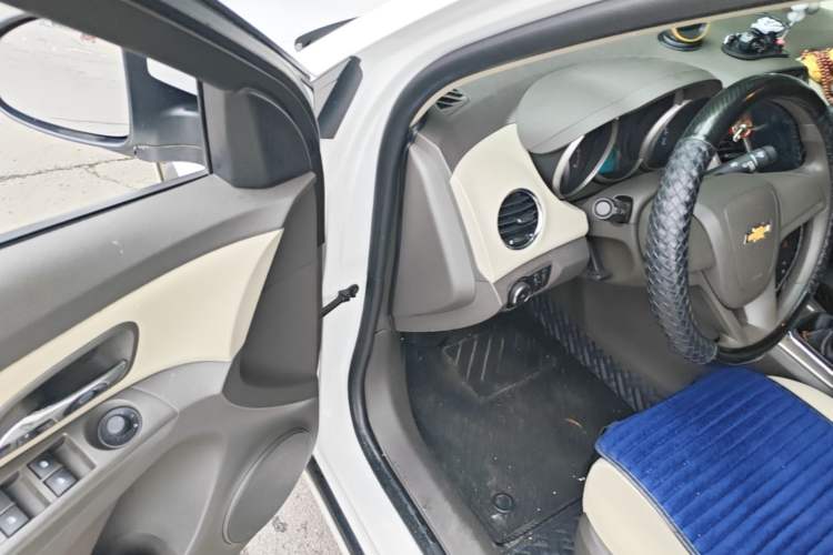 Used Chevrolet Cruze 2015 1.5L Classic SL MT Driver Seat