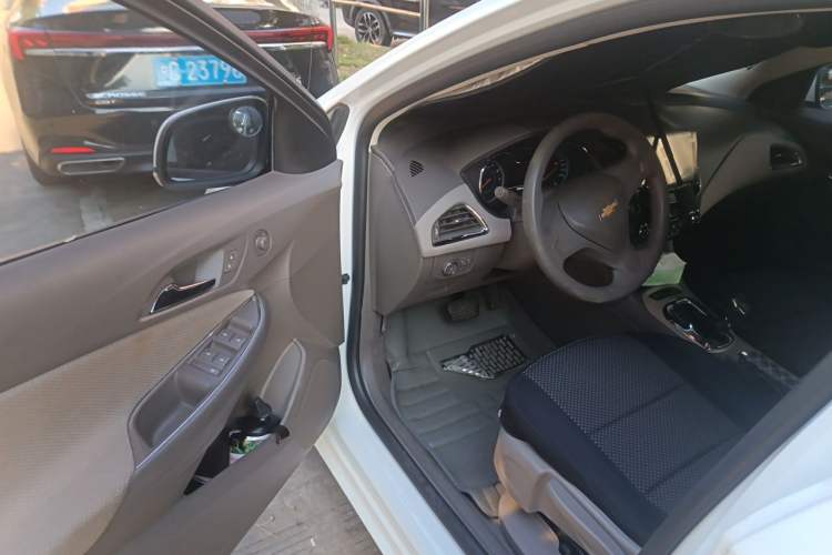 Used Chevrolet Cruze 2015 1.5L Automatic Fashion Navigation Edition Driver Seat