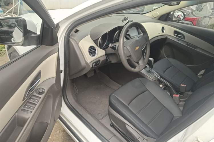 Used Chevrolet Cruze 2015 1.5L Classic SE AT Driver Seat