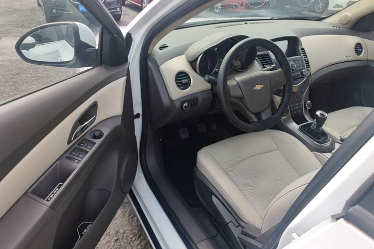 Used Chevrolet Cruze 2015 1.5L Classic SE MT Driver Seat
