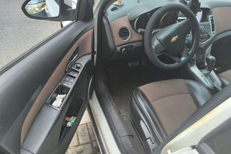 Used Chevrolet Cruze 2015 Hatchback 1.6L Automatic Comfort Edition Driver Seat