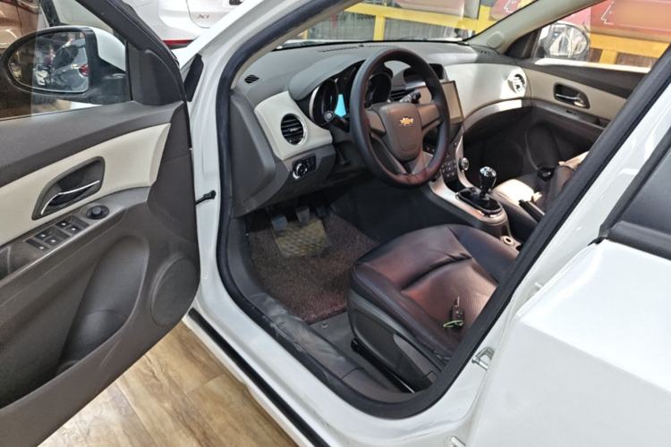 Used Chevrolet Cruze 2015 1.5L Classic SL MT Driver Seat
