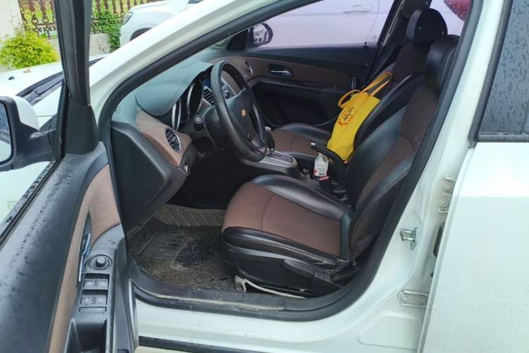 Used Chevrolet Cruze 2015 Hatchback 1.6L Automatic Comfort Edition Driver Seat