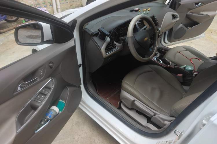 Used Chevrolet Cruze 2015 1.5L Automatic Fashion Navigation Edition Driver Seat