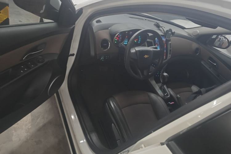 Used Chevrolet Cruze 2015 Hatchback 1.6L Automatic Comfort Edition Driver Seat