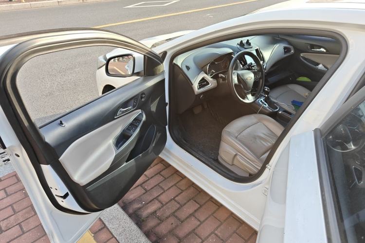 Used Chevrolet Cruze 2015 1.4T DCG Luxury Edition Driver Seat