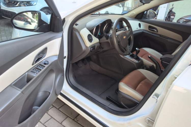 Used Chevrolet Cruze 2015 1.5L Classic SE MT Driver Seat
