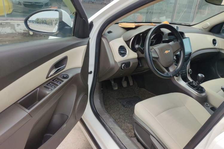 Used Chevrolet Cruze 2015 1.5L Classic SL MT Driver Seat