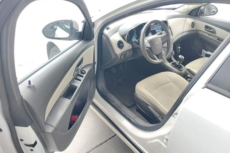 Used Chevrolet Cruze 2015 1.5L Classic SE MT Driver Seat