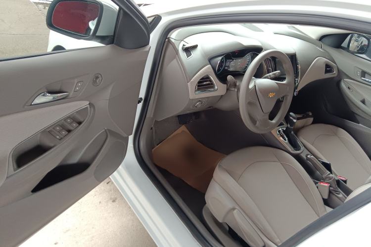 Used Chevrolet Cruze 2015 1.5L Automatic Fashion Navigation Edition Driver Seat