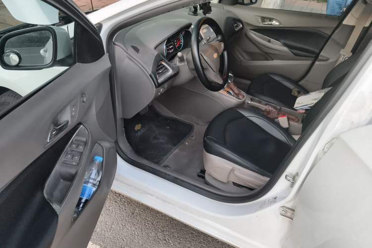 Used Chevrolet Cruze 2015 1.5L Automatic Fashion Navigation Edition Driver Seat