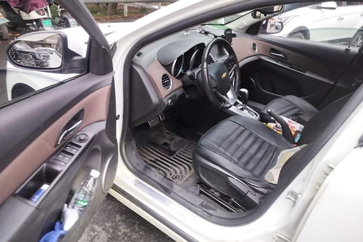 Used Chevrolet Cruze 2015 Hatchback 1.6L Automatic Comfort Edition Driver Seat