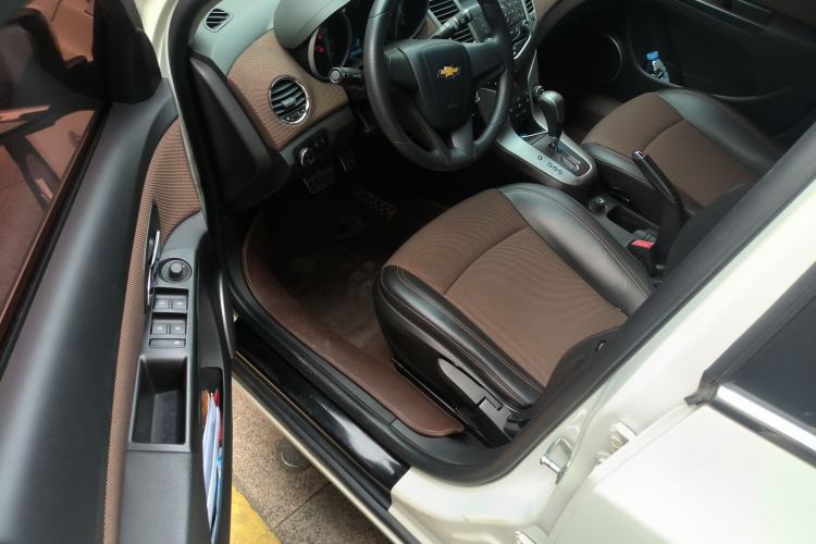 Used Chevrolet Cruze 2015 Hatchback 1.6L Automatic Comfort Edition Driver Seat