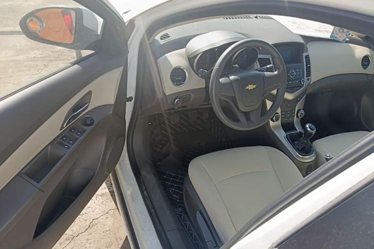 Used Chevrolet Cruze 2015 1.5L Classic SL MT Driver Seat