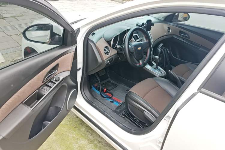 Used Chevrolet Cruze 2015 Hatchback 1.6L Automatic Comfort Edition Driver Seat