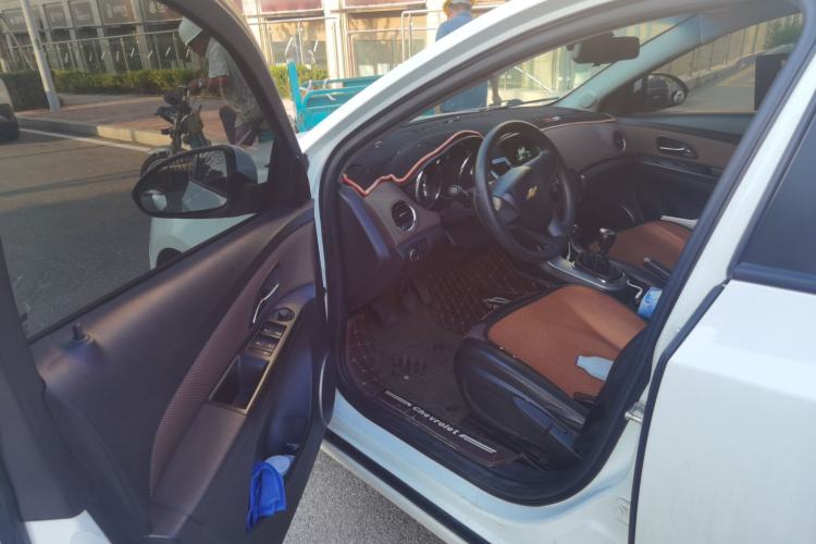 Used Chevrolet Cruze 2015 Hatchback 1.6L Manual Comfort Edition Driver Seat