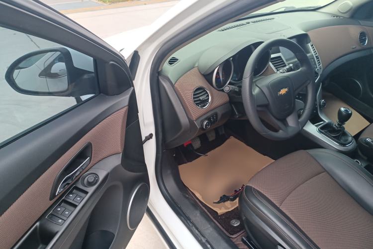 Used Chevrolet Cruze 2015 Hatchback 1.6L Manual Comfort Edition Driver Seat