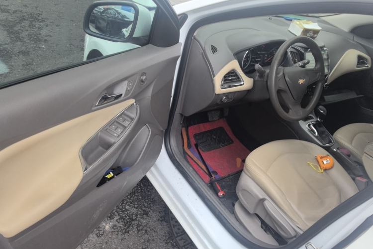 Used Chevrolet Cruze 2015 1.5L Automatic Fashion Navigation Edition Driver Seat