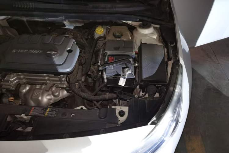Used Chevrolet Cruze 2015 1.5L Classic SL MT Engine Bay Left