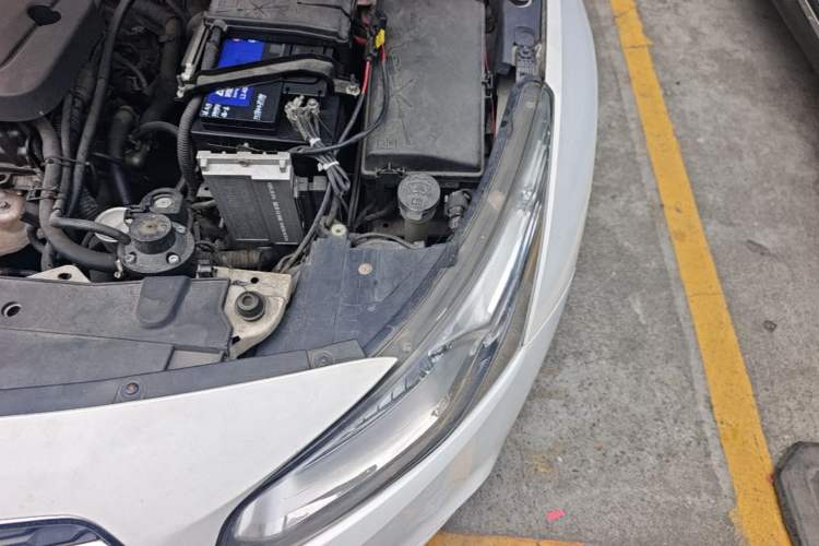 Used Chevrolet Cruze 2015 1.5L Classic SL MT Engine Bay Left