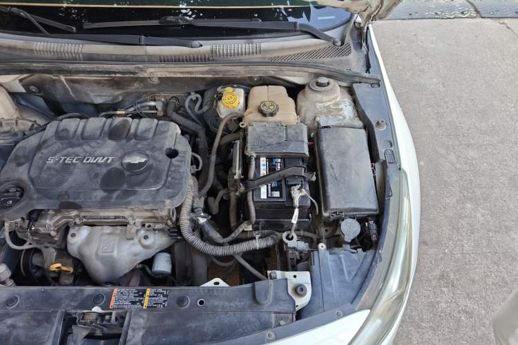 Used Chevrolet Cruze 2015 1.5L Classic SL MT Engine Bay Left