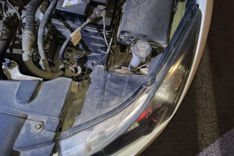 Used Chevrolet Cruze 2015 Hatchback 1.6L Manual Comfort Edition Engine Bay Left