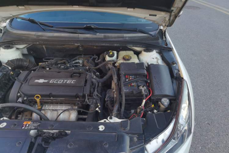 Used Chevrolet Cruze 2015 Hatchback 1.6L Manual Comfort Edition Engine Bay Left