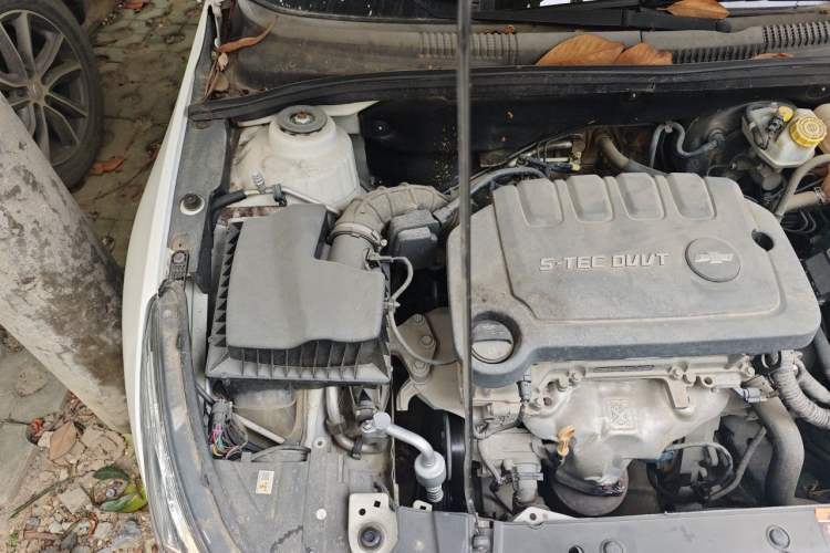 Used Chevrolet Cruze 2015 1.5L Classic SL MT Engine Bay Right